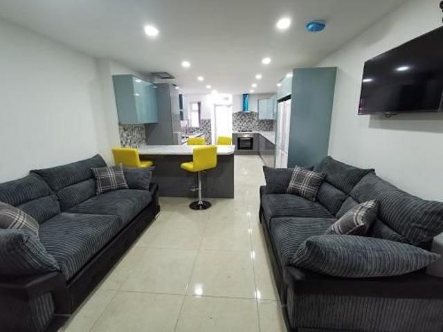 6 bedroom terraced house to rent