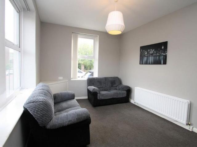 6 bedroom terraced house to rent