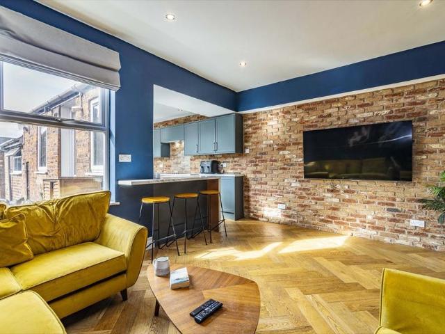 6 bedroom terraced house to rent