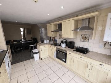 6 bedroom terraced house to rent