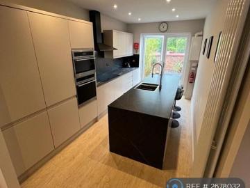 6 bedroom terraced house to rent