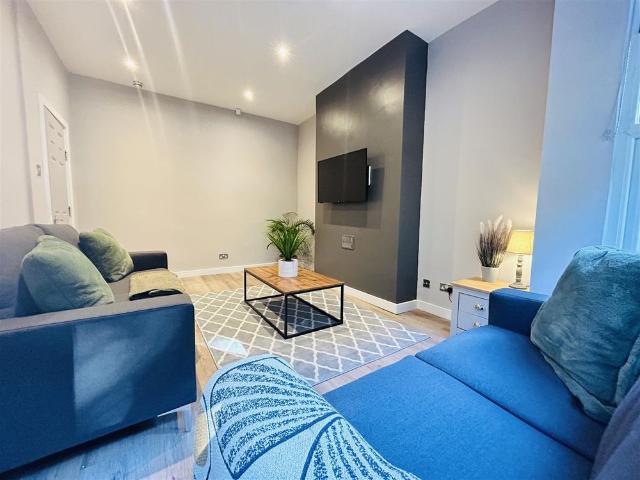 6 bedroom terraced house to rent