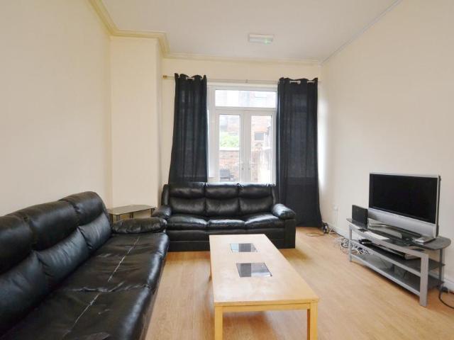 6 bedroom terraced house to rent
