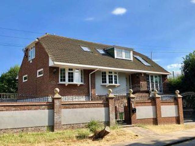 6 Bedrooms Bungalow for sale in Iris Avenue, Bexley DA5