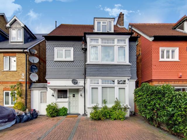 6 Bedrooms House for Rent in Craignish Avenue | Foxtons