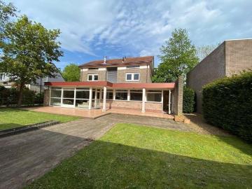 6 bedrooms House Surface Area: 225m2 Unfurnished