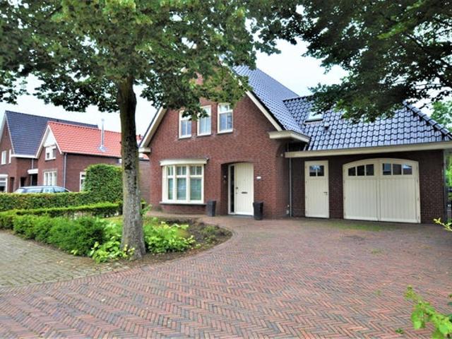 6 bedrooms House Surface Area: 316m2 Unfurnished