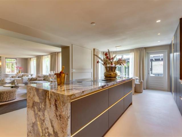 6 bedrooms House Surface Area: 317m2 Furnished