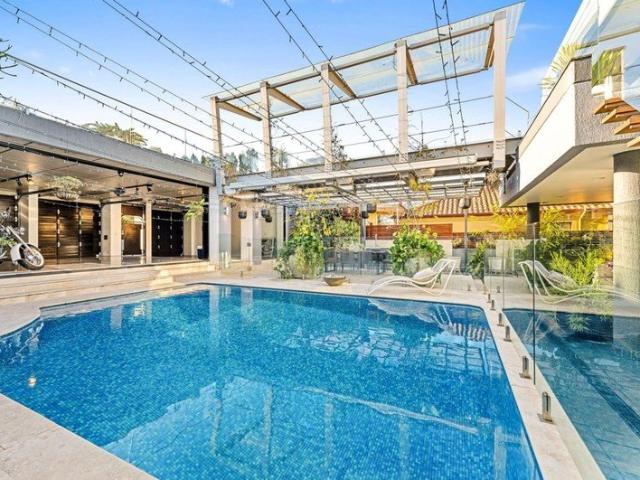 Stunning Waterfront 6 Bedrooms mansion