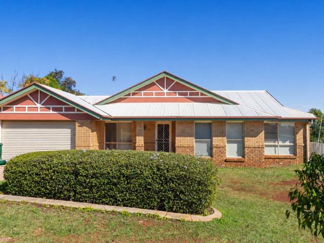 6 BEDROOMS! Ideal for blended families or WFH operators