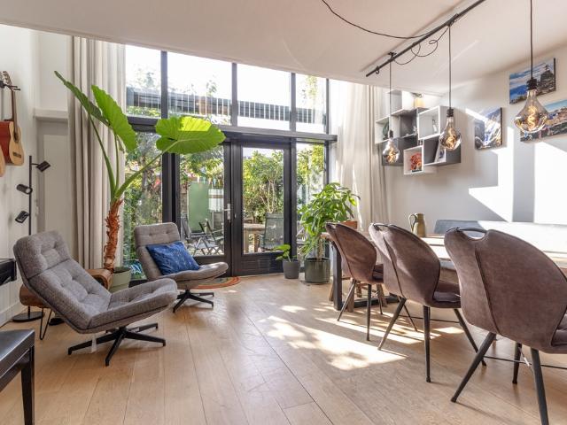 6 bedrooms Surface Area: 180m2 Furnished
