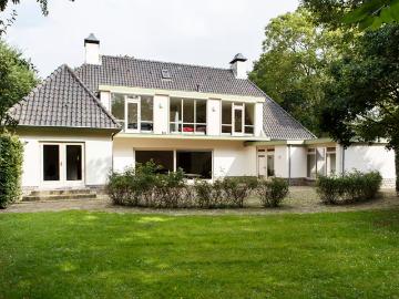 6 bedrooms Surface Area: 320m2 Furnished