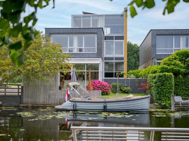 6 bedrooms Surface Area: 335.8m2