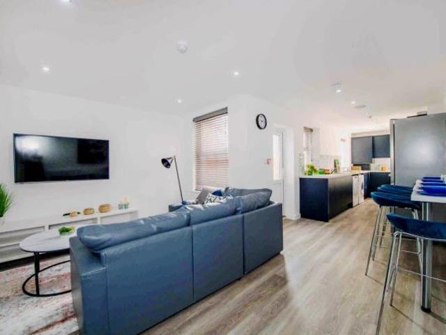 6 Beds 3 Baths