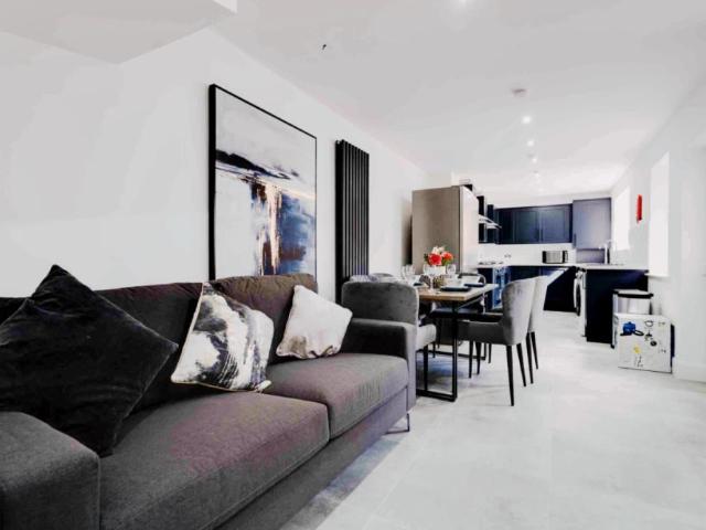 6 Beds 2 Baths
