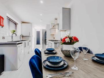 6 Beds 2 Baths