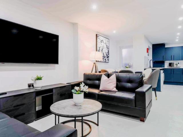 6 Beds 4 Baths
