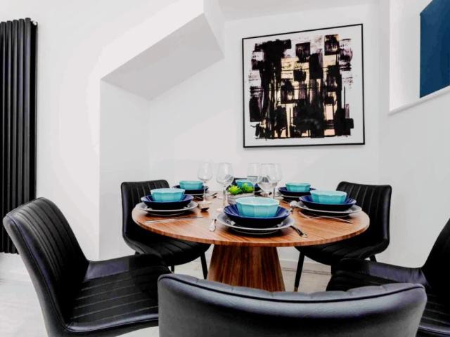 6 Beds 4 Baths