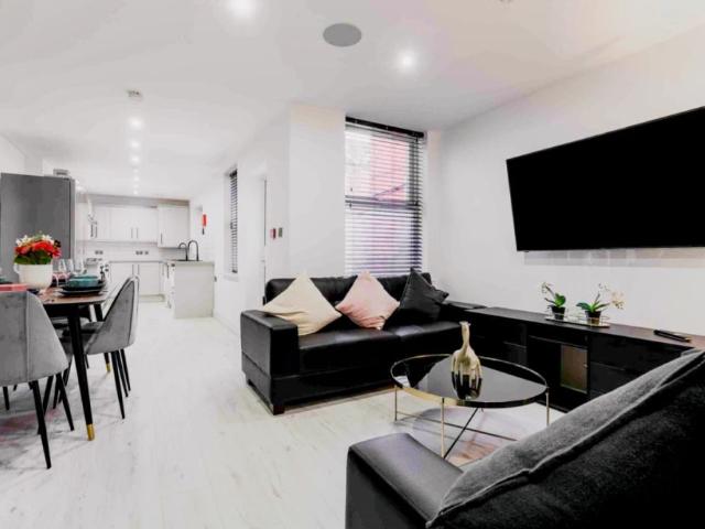 6 Beds 4 Baths