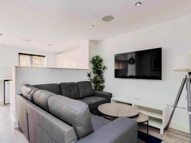6 Beds 5 Baths