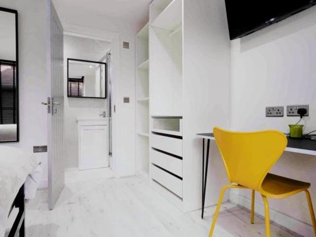 6 Beds 6 Baths