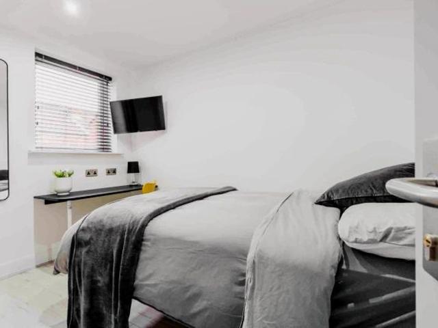 6 Beds 6 Baths