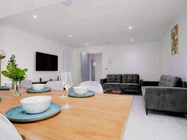 6 Beds 6 Baths