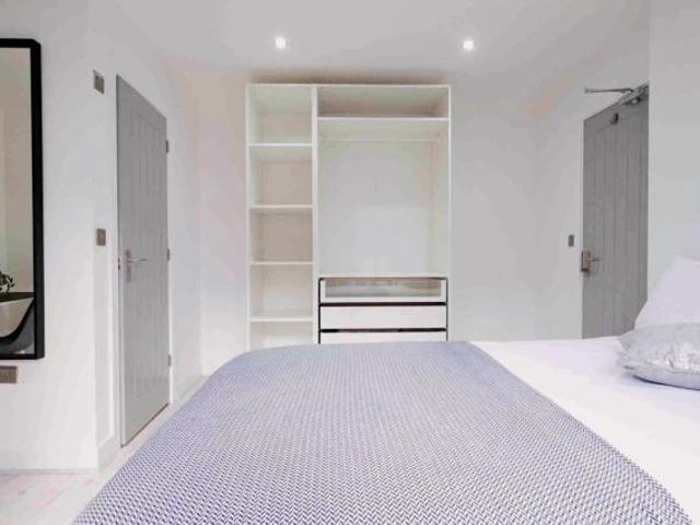 6 Beds 6 Baths