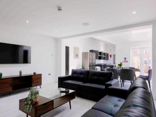 6 Beds 6 Baths