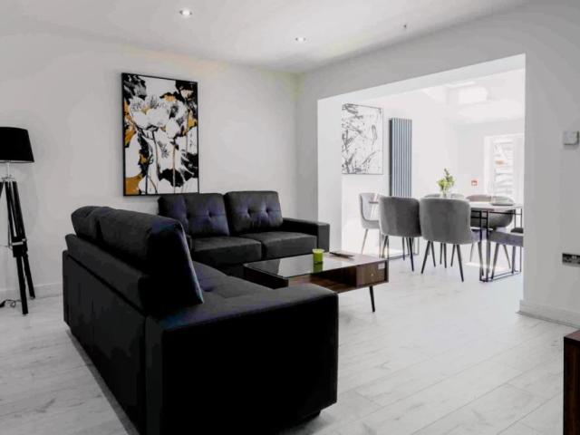 6 Beds 6 Baths