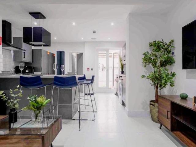 6 Beds 6 Baths