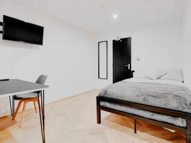 6 Beds 6 Baths