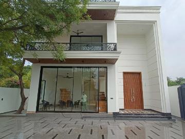 6 BHK Villa in Vasant Kunj for resale New Delhi. The reference number is 20532392