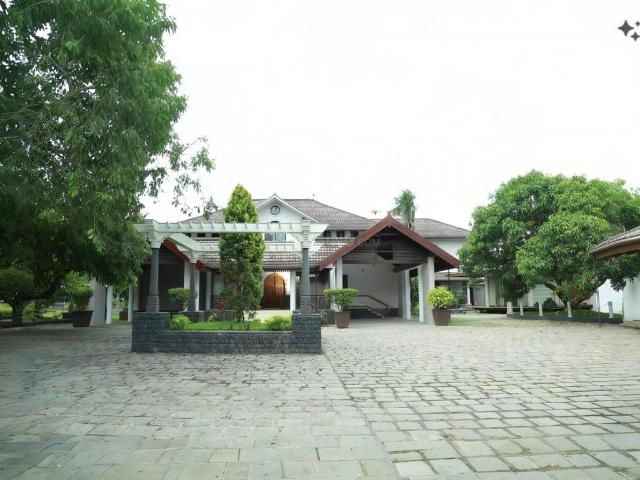 6 BHK Independent House in Kakkanad for resale Kochi. The reference number is 21310383