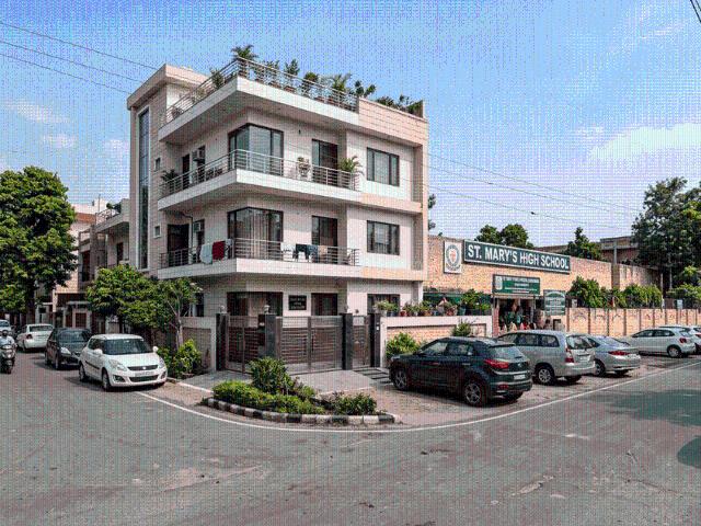 6 BHK Independent House in Sector 20 for resale Chandigarh. The reference number is 19996997