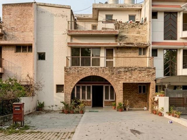6 BHK Independent House in Sector 33 for resale Chandigarh. The reference number is 20108828