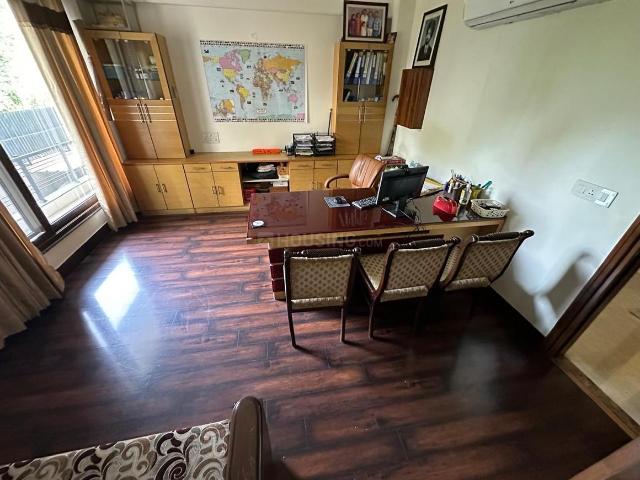 6 BHK Independent House in Sector 33 for resale Chandigarh. The reference number is 20694555