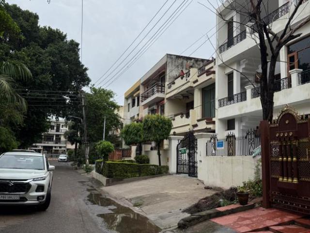 6 BHK Independent House in Sector 33 for resale Chandigarh. The reference number is 20794097