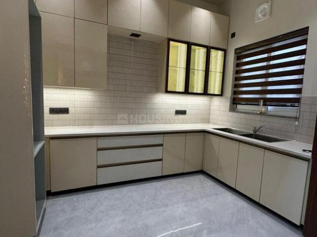 6 BHK Independent House in Sector 33 for resale Chandigarh. The reference number is 21010966