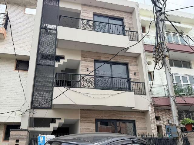 6 BHK Independent House in Sector 35 for resale Chandigarh. The reference number is 21072470