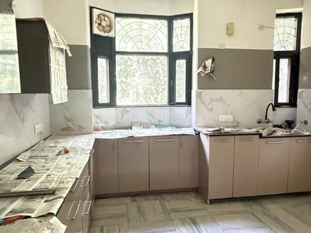 6 BHK Independent House in Sector 36 for rent Noida. The reference number is 21279571