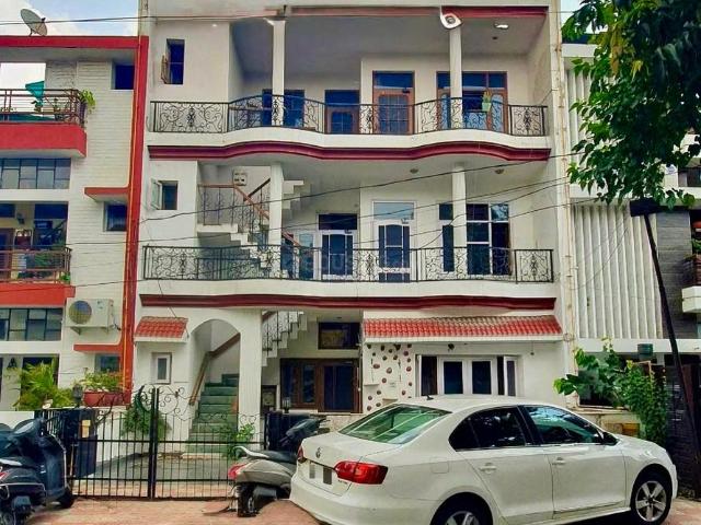 6 BHK Independent House in Sector 38 for resale Chandigarh. The reference number is 21087177