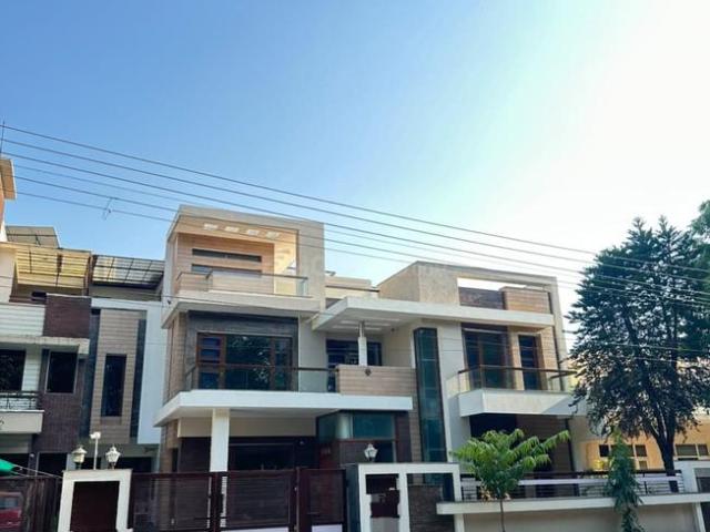 6 BHK Independent House in Sector 61 for resale Mohali. The reference number is 21356992