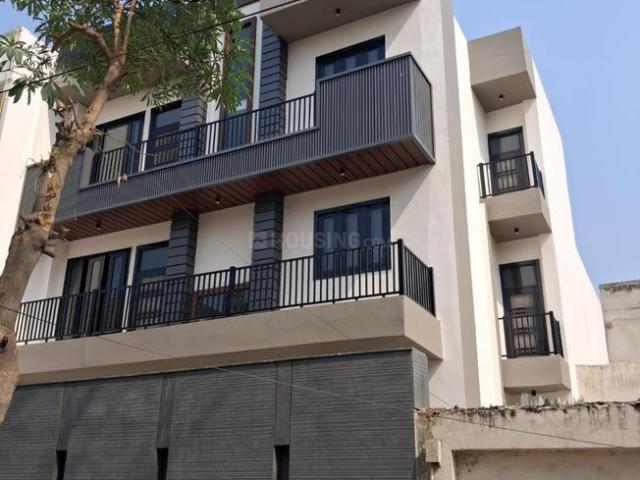 6 BHK Independent House in Sector 71 for resale Noida. The reference number is 20108119