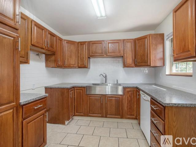 6 BR, 2 BA Apartment 1419 Lafayette Ave, Kalamazoo, MI 49006