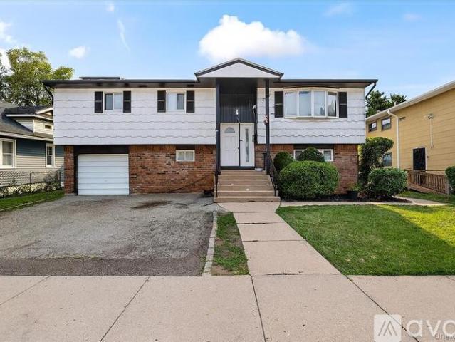 6 BR, 2 BA Apartment 22 Hudson Pl, Unit 22, Hempstead, NY 11550