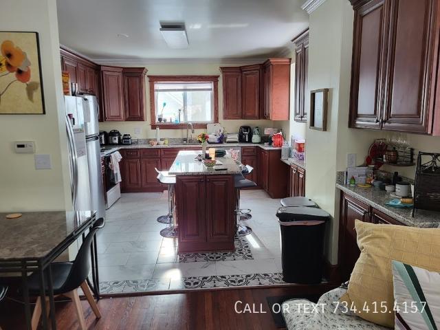 6 BR, 3.5 BA Apartment 426 S. Fourth Ave, Ann Arbor, MI 48104