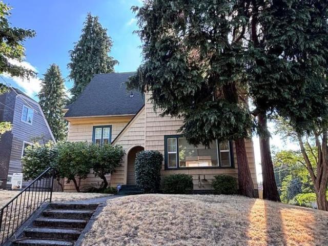 6 BR, 3.5 BA Apartment 7802 Roosevelt Way NE, Seattle, WA 98115