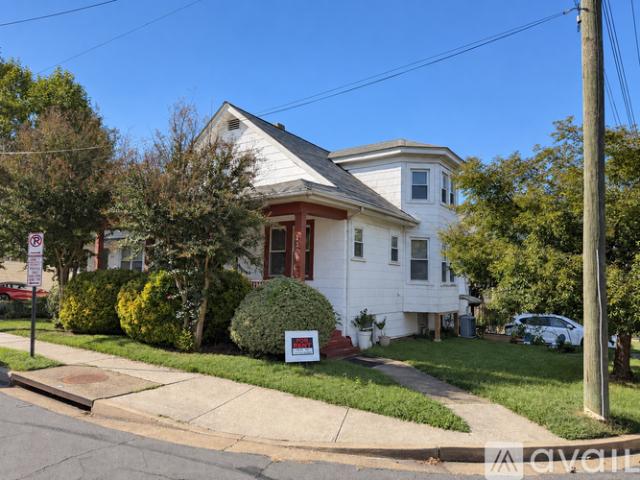 6 BR, 3 BA Apartment 1101 19th Street South, Arlington, VA 22202