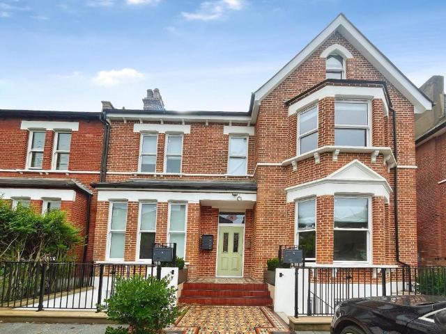 6, Cumberland Park, London 2 bed flat to rent £2,800 pcm £646 pw
